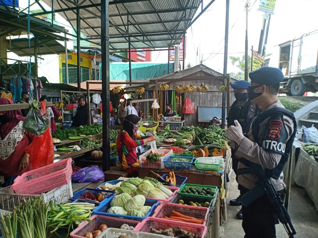 Beri Rasa Aman Jelang Lebaran, Personil Brimob Batalyon B Rutin Gelar Patroli Ke Sejumlah Pasar Tradisional WhatsApp Image 2020 05 15 at 10.20.24