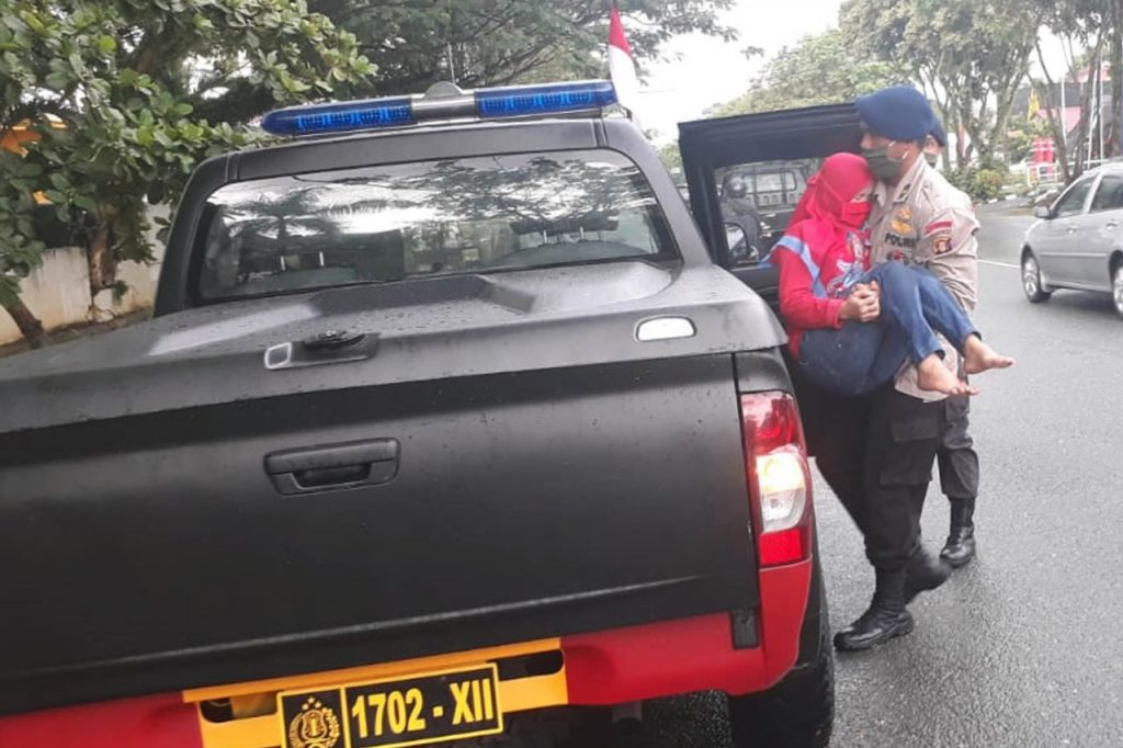 Aksi Brimob Polda Kaltim Menolong Korban Kecelakaan WhatsApp Image 2020 05 15 at 10.21.34