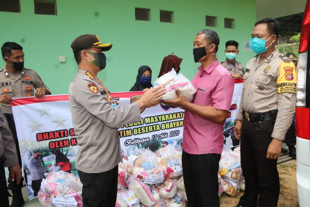Polda Kaltim Laksanakan Pemberian Bantuan Sosial Secara Serentak Seluruh Polda di Indonesia WhatsApp Image 2020 05 15 at 11.23.46
