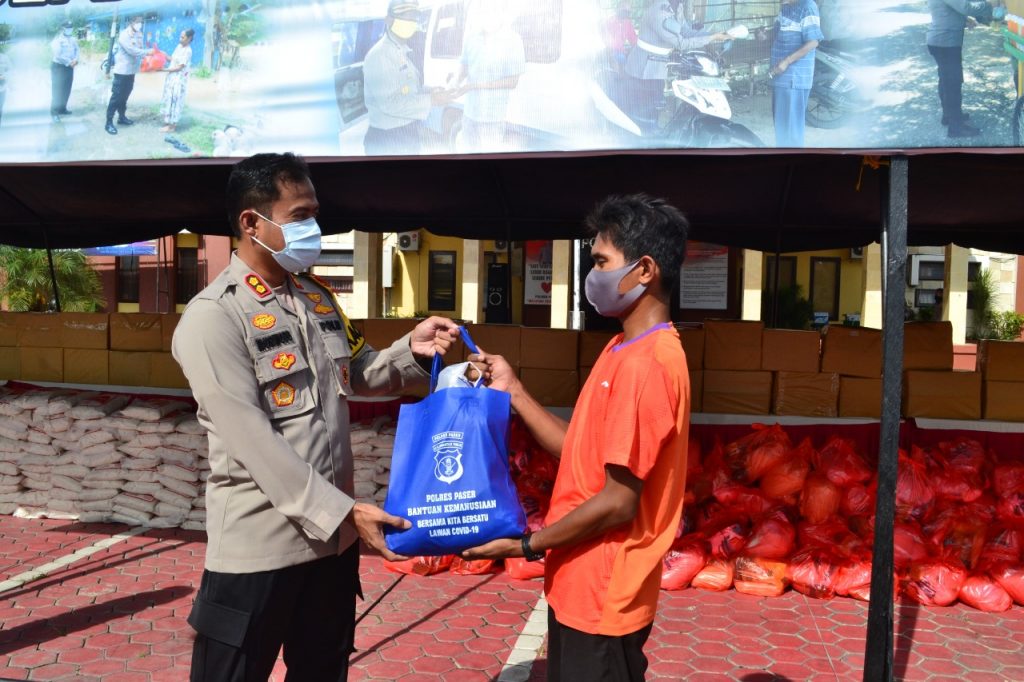 Jelang Lebaran, Kapolres Paser Bagikan 1000 Paket Sembako Kepada Warga Yang Terdampak Covid-19 WhatsApp Image 2020 05 15 at 11.57.37