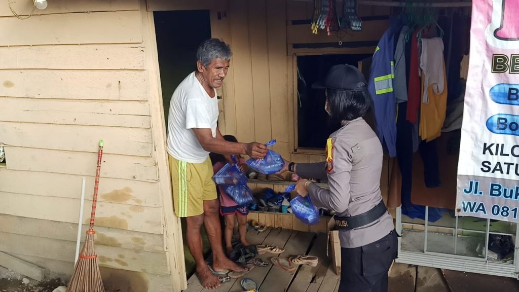 Bantu Sesama, Polres Berau Bagikan Makanan Siap Saji Selama Bulan Ramadan WhatsApp Image 2020 05 15 at 12.36.53