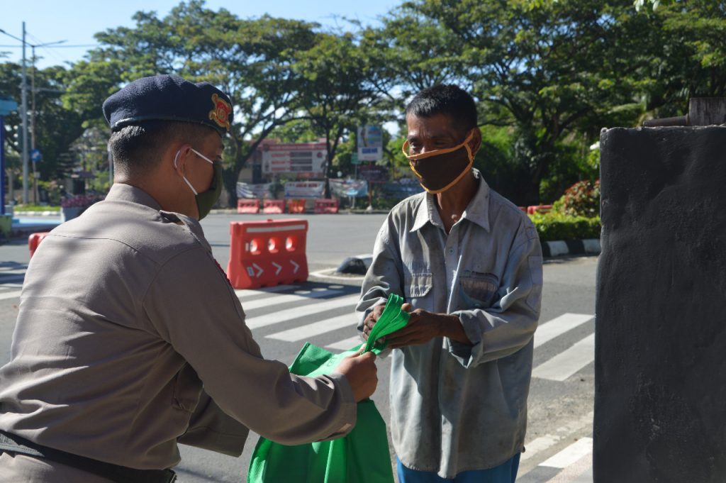 Ringankan Beban Warga Kurang Mampu, Sat Brimob Polda Kaltim Bagi-Bagi Sembako di Balikpapan WhatsApp Image 2020 05 15 at 13.14.23