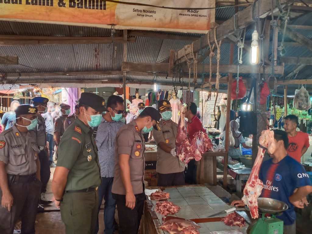 Antisipasi Lonjakan Harga Jelang Lebaran, Kapolres Kutim Sidak Sejumlah Pasar WhatsApp Image 2020 05 15 at 13.16.17