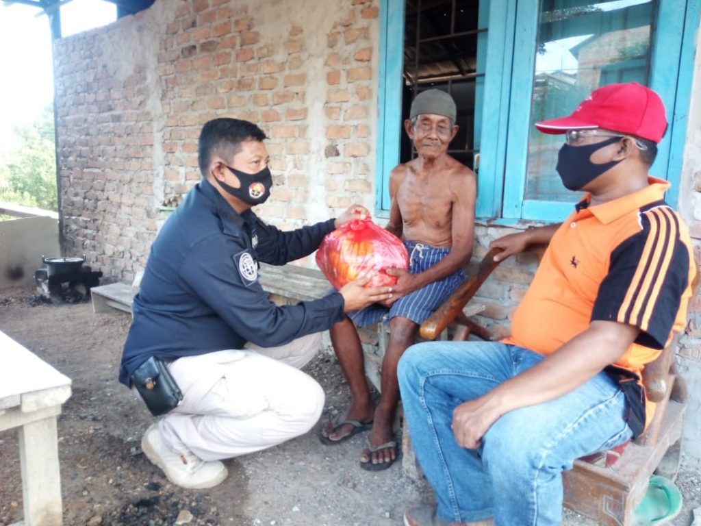 Kepedulian Ketua RT, Aiptu Sangidun Bagikan Paket Sembako Kepada Warga Terdampak Covid-19 WhatsApp Image 2020 05 15 at 17.27.26