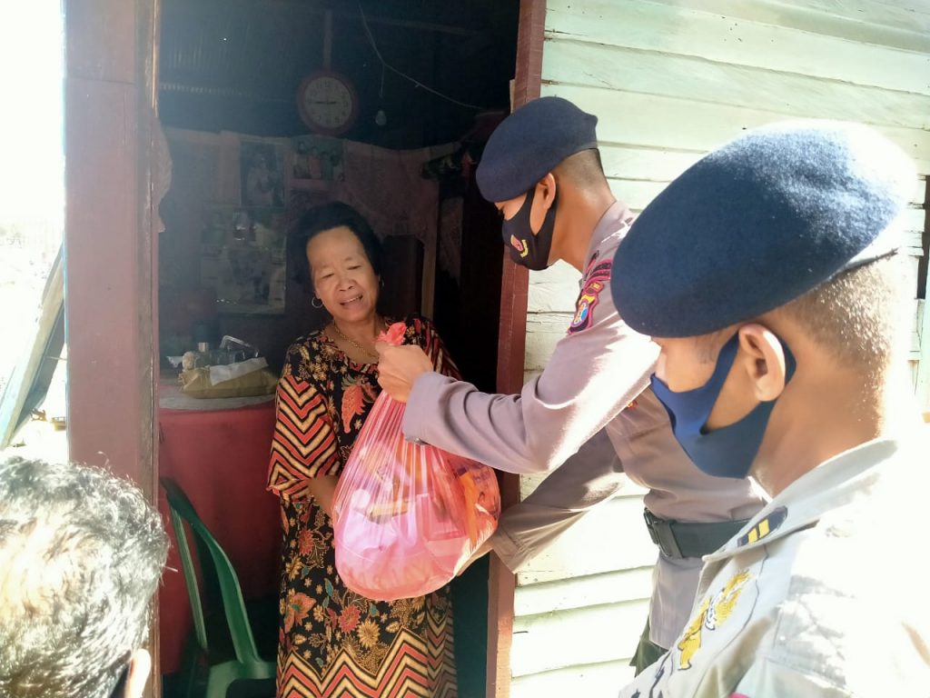 Bhakti Brimob Untuk Masyarakat, Anggota Brimob Polda Kaltim Bagikan Bantuan Paket Sembako WhatsApp Image 2020 05 16 at 15.27.04