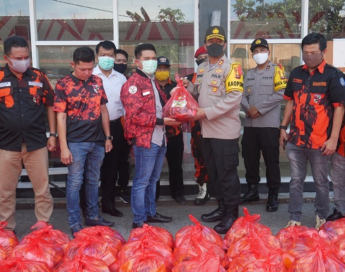 Pandemi Corona, Kapolres Bersama PP Kota Bontang Bagikan 500 Paket Sembako WhatsApp Image 2020 05 18 at 17.39.03 1