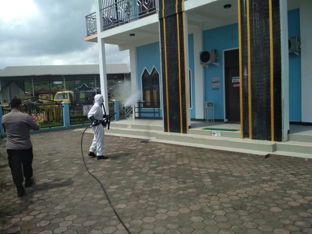 Cegah Penyebaran Covid-19, Sat Brimob Polda Kaltim Semprotkan Antiseptic di Masjid dan Pemukiman Warga WhatsApp Image 2020 05 19 at 10.20.49