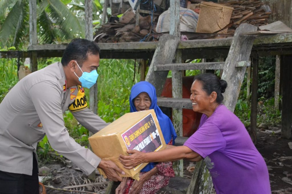 Jelang Lebaran Ditengah Pandemi Corona, Kapolres Paser Bagikan Paket Sembako WhatsApp Image 2020 05 19 at 10.33.29