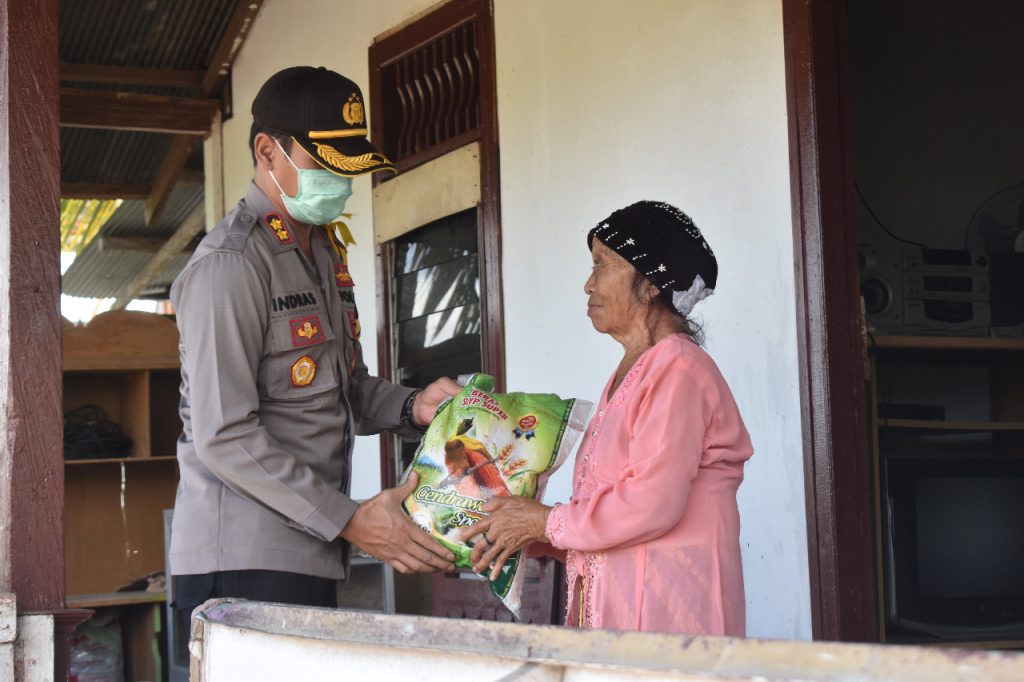 Berbagi Kasih Sayang, Kapolres Kutim Bagikan Sembako Kepada Lansia WhatsApp Image 2020 05 19 at 11.16.15