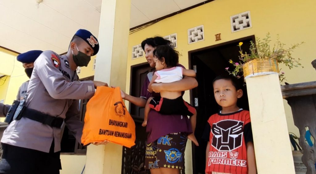 Sambut Hari Raya Idul Fitri, Brimob Polda Kaltim Bagikan Sembako Gratis WhatsApp Image 2020 05 20 at 16.10.57