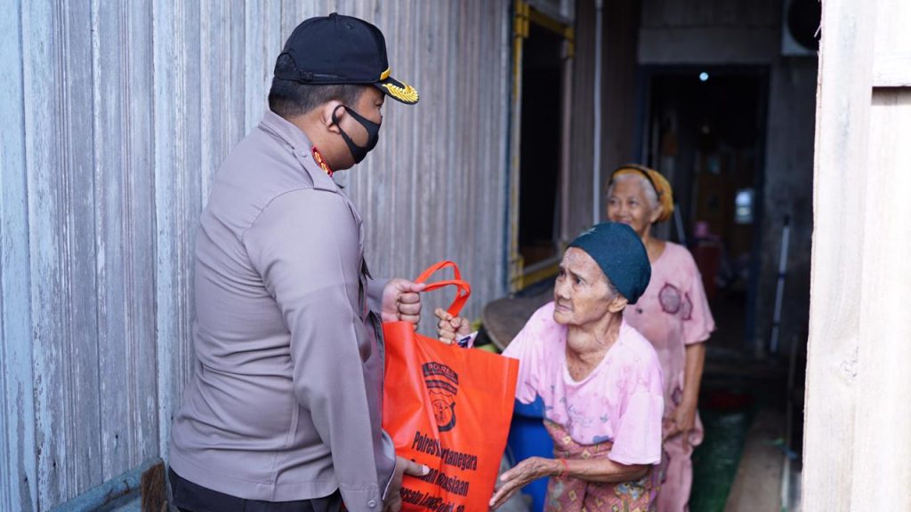 Ringankan Beban Warga di Tengah Pandemi Corona, Kapolres Kukar Bagikan Sembako WhatsApp Image 2020 05 21 at 07.59.20 1