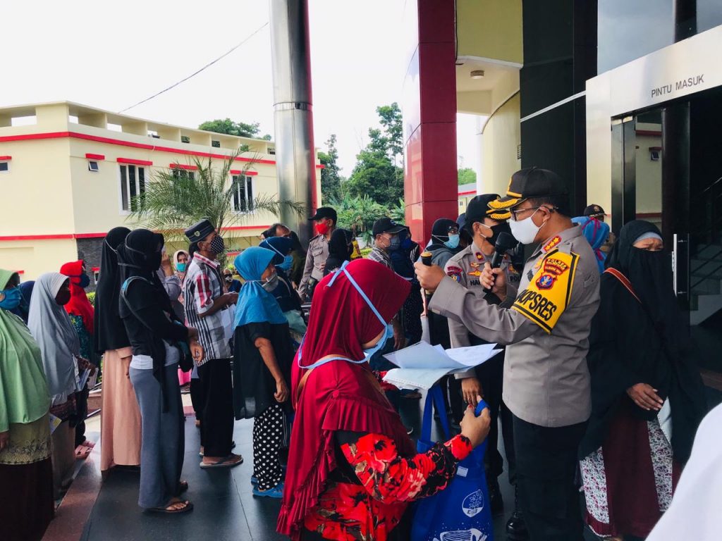 Kapolresta Balikpapan Pantau Langsung Penyaluran Bantuan Sosial Tunai WhatsApp Image 2020 05 21 at 15.05.16