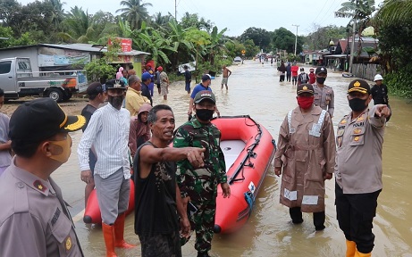 Sinergitas TNI-Polri, Kapolres dan Dandim Turun Langsung Bantu Evakuasi Korban Banjir di Kota Bontang WhatsApp Image 2020 05 23 at 12.41.13
