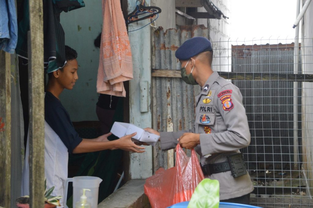 Bakti Polri Untuk Masyarakat, Sat Brimob Polda Kaltim Terus Berbagi Nasi Kotak dan Takjil Gratis WhatsApp Image 2020 05 23 at 13.22.04