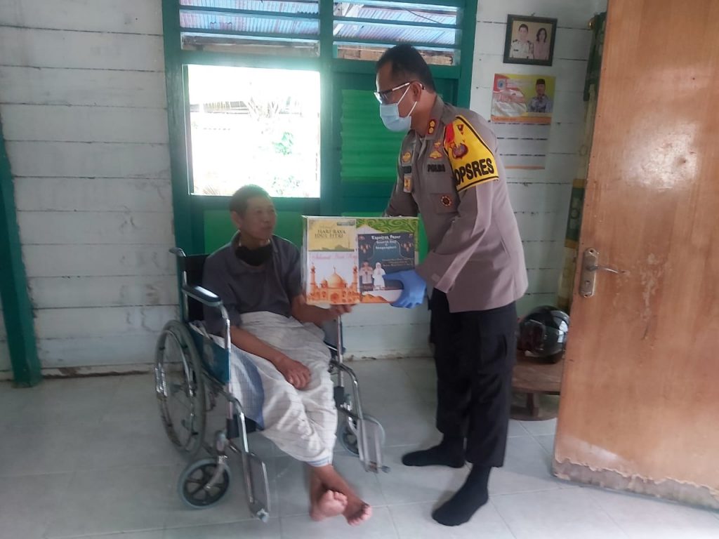 Berbagi Kasih Dengan Purnawirawan Polri, Kapolres Paser Berikan Paket Parcel WhatsApp Image 2020 05 25 at 13.19.28