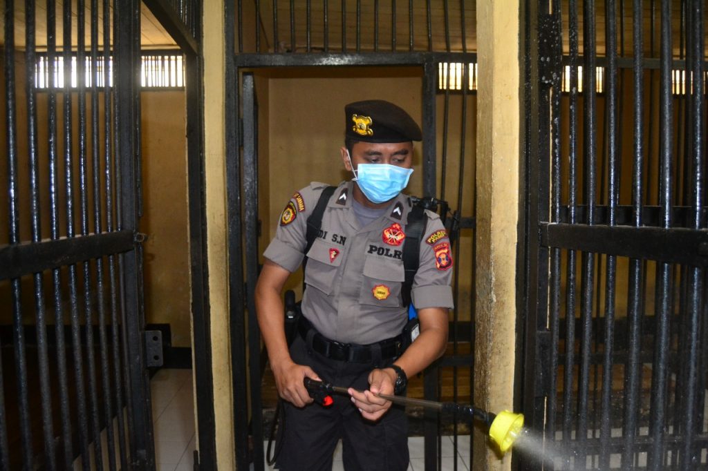 Cegah Covid-19, Polres Paser Semprot Antiseptic di Ruang Tahanan WhatsApp Image 2020 05 27 at 09.43.29