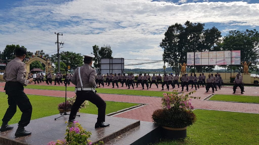 Jaga Kebugaran Di Tengah Pandemi Covid-19, Polres Kukar Gelar Latihan Beladiri Polri WhatsApp Image 2020 05 27 at 11.54.22