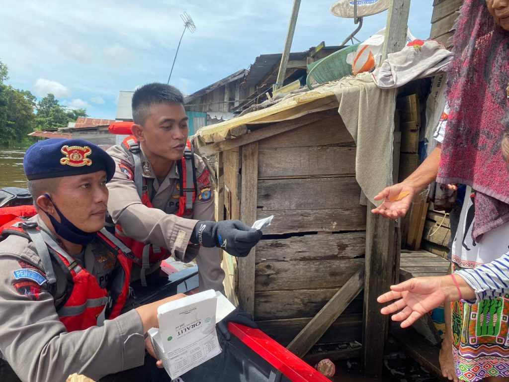 Tim SAR Batalyon B Satrimob Polda Kaltim Distribusikan 400 Bungkus Makanan dan Obat-obatan Untuk Korban Banjir Samarinda WhatsApp Image 2020 05 29 at 07.43.40