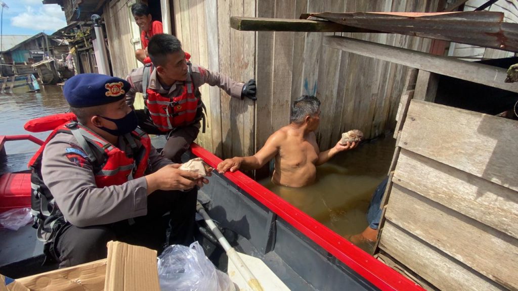 Tim SAR Batalyon B Satrimob Polda Kaltim Distribusikan 400 Bungkus Makanan dan Obat-obatan Untuk Korban Banjir Samarinda 1 WhatsApp Image 2020 05 29 at 07.43.41