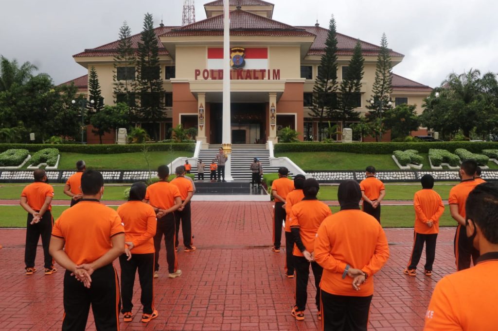 Pimpin Apel Pagi, Wakapolda Kaltim Berikan Motivasi Kepada Personil WhatsApp Image 2020 05 29 at 08.09.16
