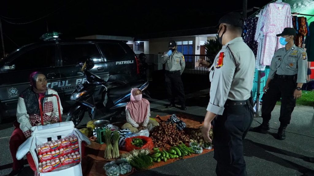 Uji Coba New Normal di Pasar Malam, Polres Kukar Himbau Warga Patuhi Standar Protokol Covid-19 WhatsApp Image 2020 05 29 at 09.08.37