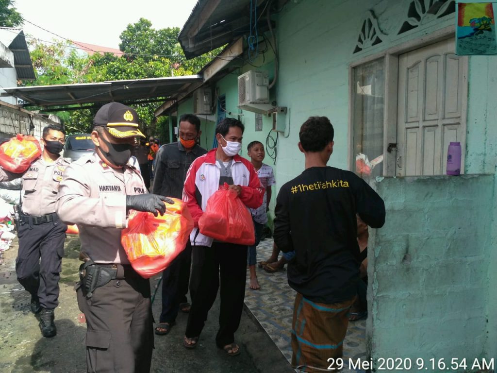 Wujud Kepedulian Polri, Polsek Balikpapan Timur Berikan Bantuan Kepada Korban Kebakaran WhatsApp Image 2020 05 29 at 12.42.58
