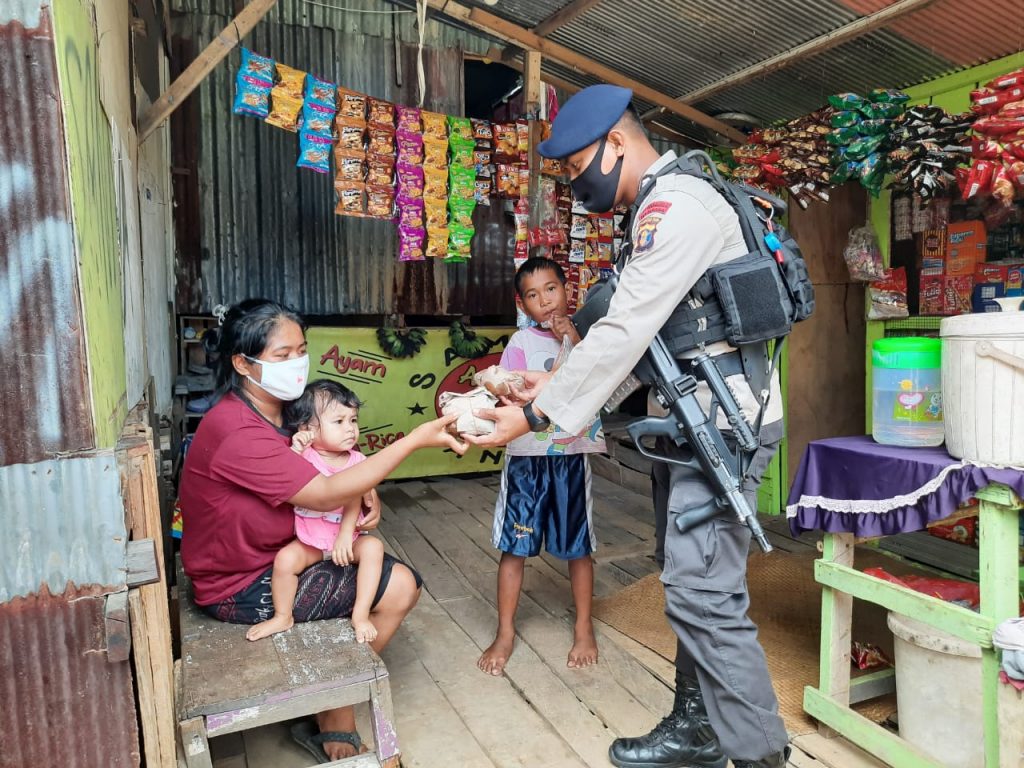 Lewat Dapur Lapangan Brimob Kaltim, Warga Terdampak Covid-19 di Kelurahan Graha Indah Terima Nasi Secara Gratis 1 1