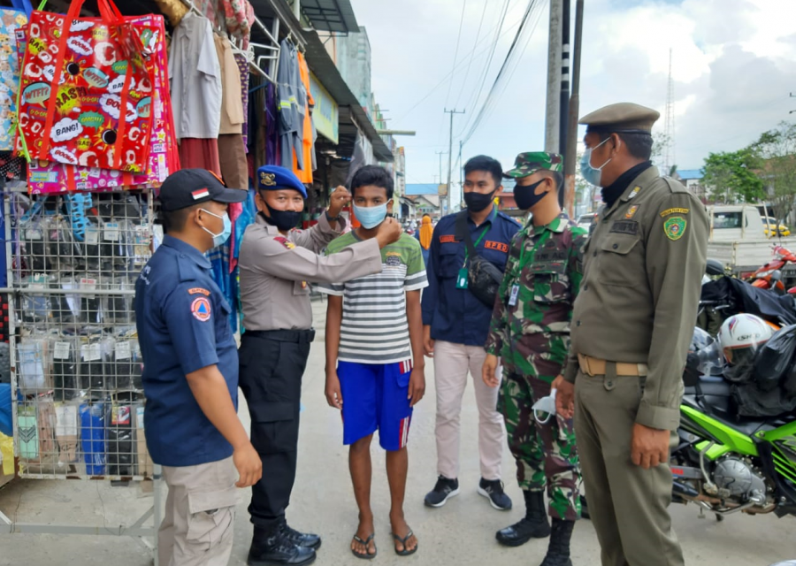 Ajak Warga Patuhi Protokol Kesehatan, Polres PPU Bagikan Masker dan Sosialisasikan New Normal 1