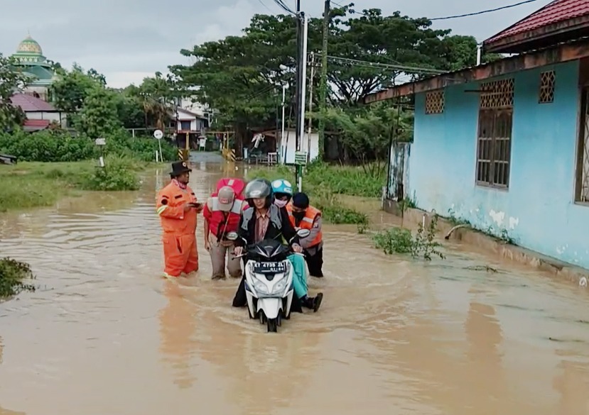 Tim Patroli Gegana Sat Brimob Polda Kaltim, Gerak Cepat Bantu Warga Terjebak Banjir 10 1