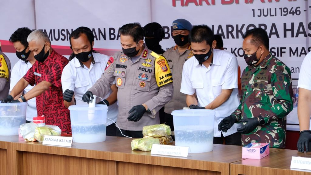 Menyongsong Hari Bhayangkara ke-74, Polda Kaltim Musnahkan 68,7 Kg Narkoba 10 8