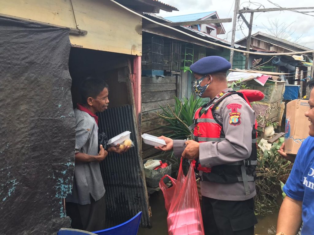 Tak Kenal Lelah, Tim SAR Brimob Kaltim Bantu Ringankan Beban Para Korban Banjir Ditengah Pandemi Covid-19 Dengan Membagikan Makanan Siap Saji 11