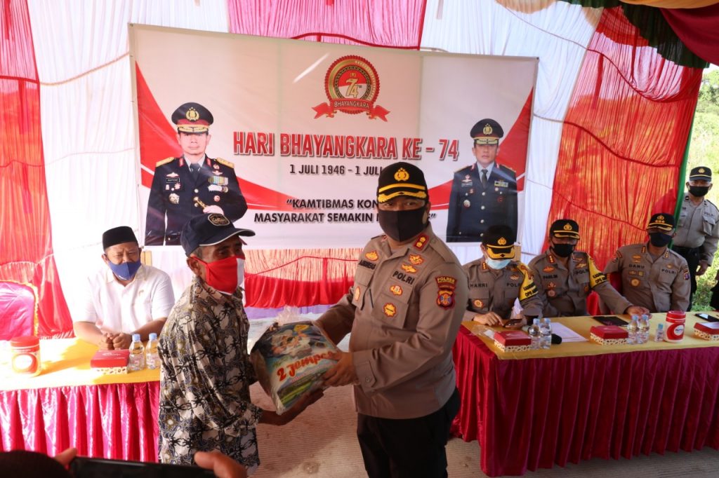 Sambut Hari Bhayangkara ke-74, Kapolres Kukar Berikan Bantuan Sembako kepada Warga Terdampak Covid-19 11 6