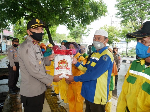 Menyongsong Hari Bhayangkara ke-74, Polres Bontang Bantu Bahan Pokok Warga Terdampak Covid-19 12 10