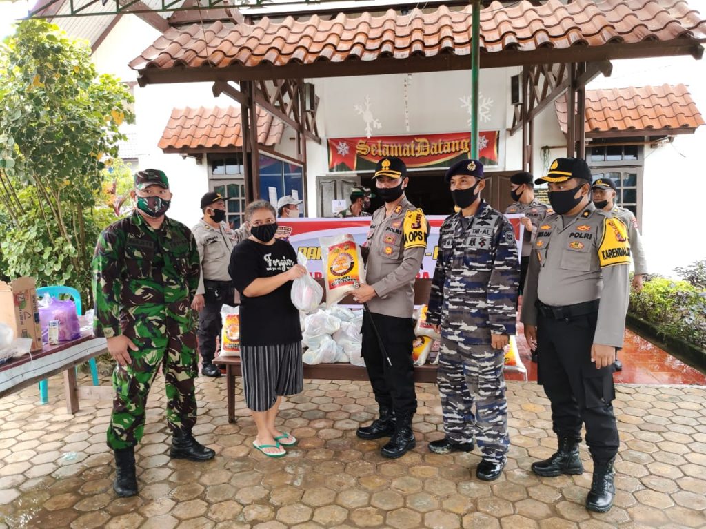 Jelang Hari Bhayangkara Ke – 74, Kapolres Kutim Berikan Bantuan Beras kepada Tempat-Tempat Ibadah 12 11