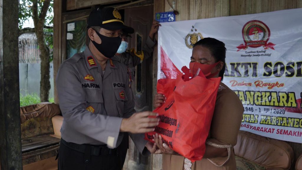 Sambut Hari Bhayangkara ke-74, Polres Kukar Berbagi Tali Asih ke Desa Lebak Cilong Kecamatan Muara Wis 12 8