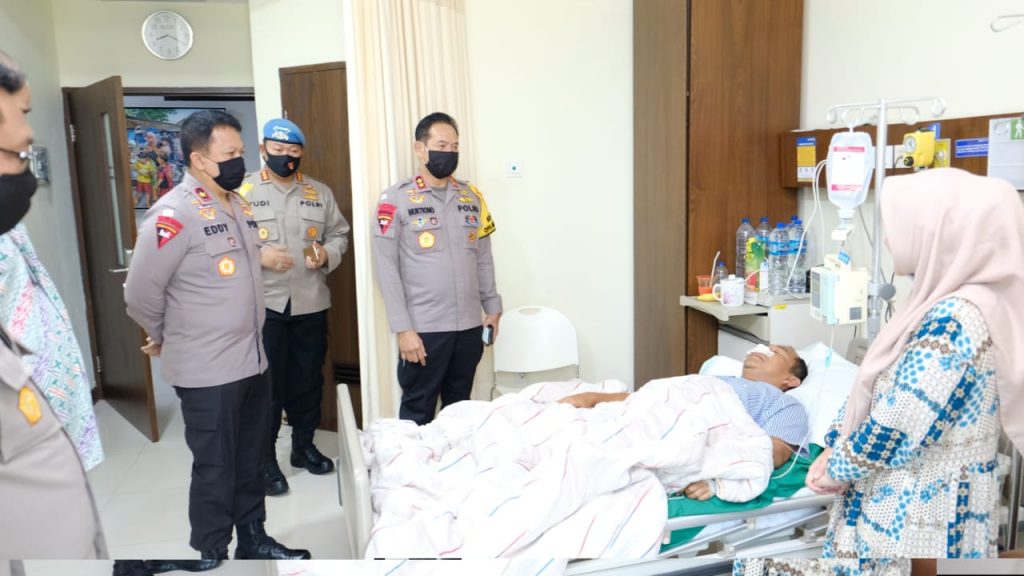 Beri Dukungan Moril, Kapolda dan Wakapolda Kaltim Jenguk Kapolresta Balikpapan yang Sedang Sakit 14 3
