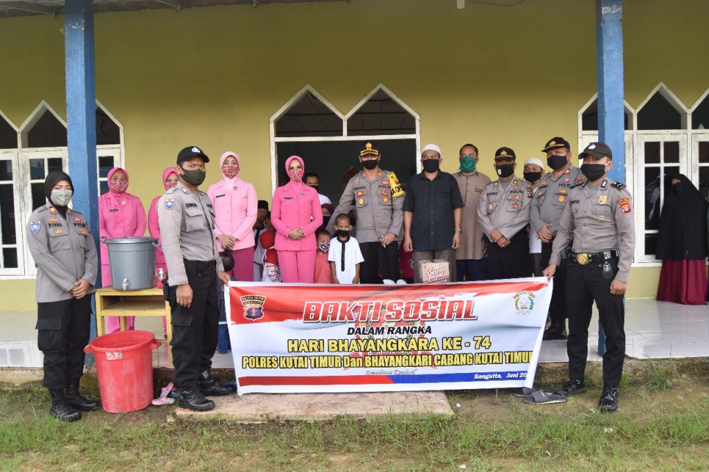 Peduli Terdampak Covid-19, Kapolres Kutim Bagikan Paket Sembako di Pesantren Darul Ikhlas 17 6
