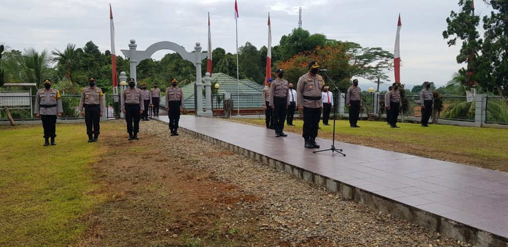 Peringati Hari Bhayangkara Ke-74, Kapolres Kukar Pimpin Upacara Ziarah di Taman Makam Pahlawan Bukit Biru 18 9