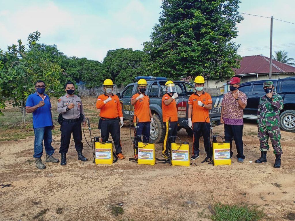 Peringati Hari Bhayangkara Ke – 74, Polsek Kongbeng Res Kutai Timur Lakukan Penyemprotan Disenfektan di Ruang Publik 20 4