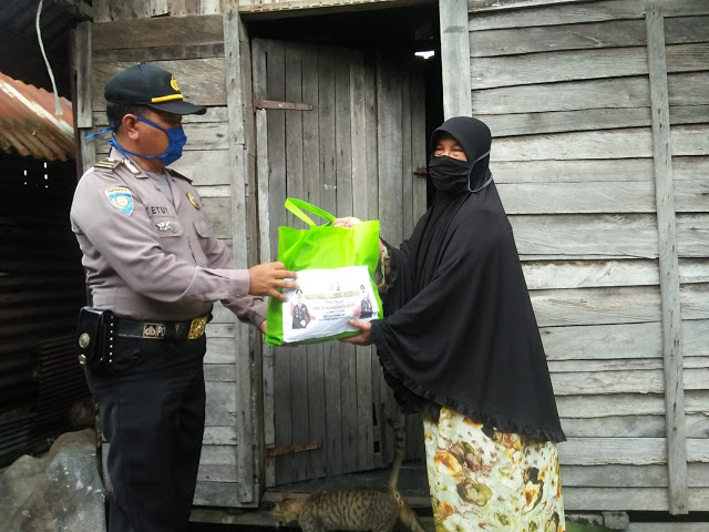 Polsek Balikpapan Timur Berikan Sembako kepada Warga Terdampak Banjir Ditengah Pandemi Covid-19 27