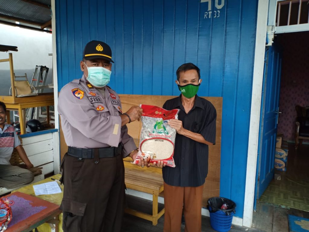 Door To Door System, Polres Kukar Bagikan Paket Sembako kepada Warga Terdampak Covid-19 5 2
