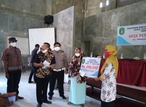 Bhabinkamtibmas Polres Bontang Kawal Ketat Distribusi BLT-DD Kecamatan Marangkayu 5 3