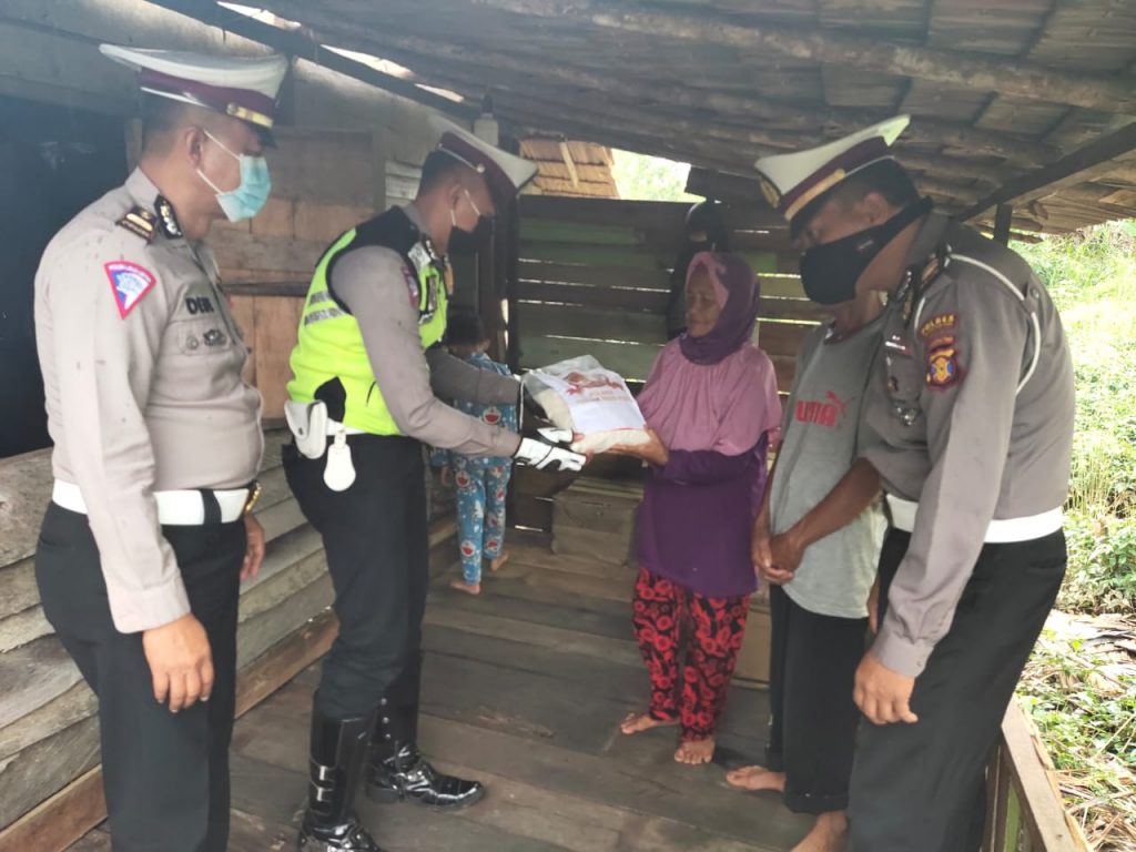 Jelang Hari Bhayangkara ke-74, Polres PPU Bagikan Sembako kepada Warga Terdampak Covid-19 6 9