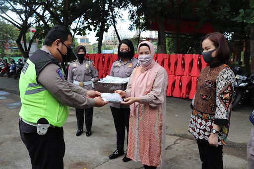 Bhayangkari Cabang Kota Samarinda Beri Bantuan Masker dan Suplemen kepada Personil Polri 6