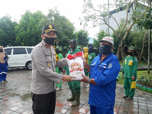 Sambut Hari Bhayangkara ke-74, Wakapolres Bontang Pimpin Langsung Giat Baksos kepada Perawat Tanaman 8 10