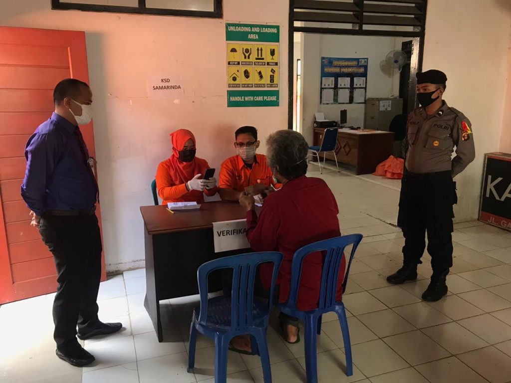 Kawal Penyaluran BST Tahap II, Polres Berau Himbau Warga Patuhi Protokoler Pencegahan Covid-19 WhatsApp Image 2020 06 02 at 12.42.22