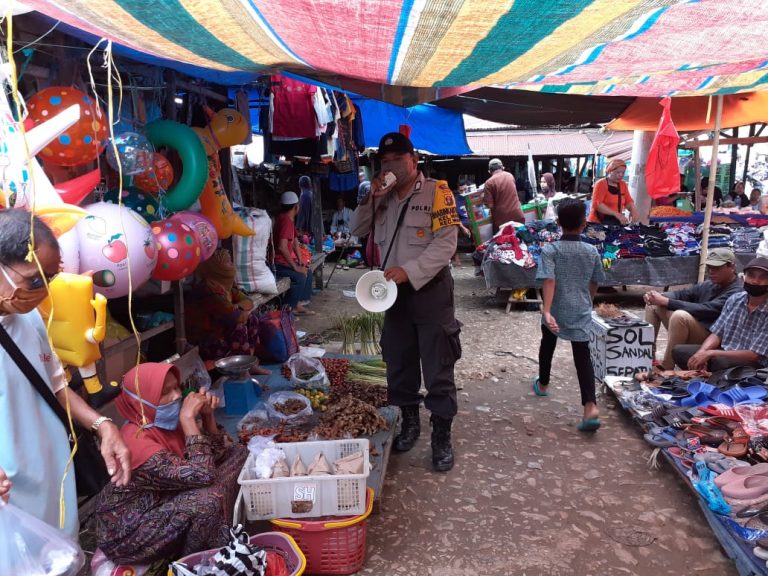 Menyongsong New Normal, Bhabinkamtibmas Polsek Waru Sosialisasikan Protokol Kesehatan di Pasar Tradisional WhatsApp Image 2020 06 02 at 13.32.09