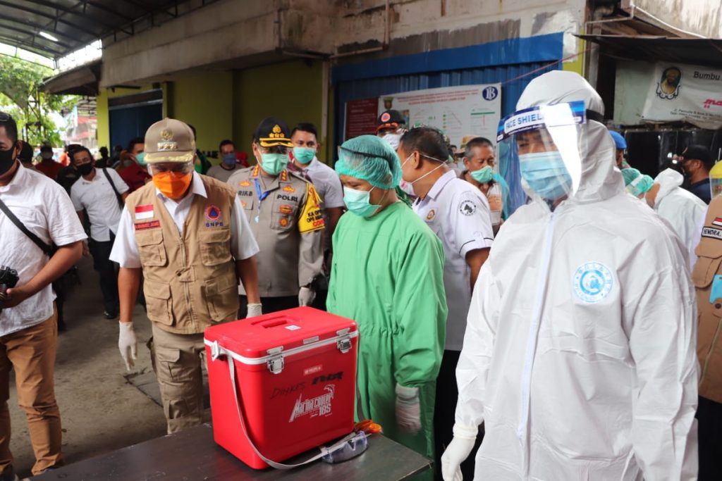 Kapolresta Bersama Walikota Samarinda Cek Pelaksanaan Rapid Test di Pasar Impres WhatsApp Image 2020 06 03 at 12.50.25