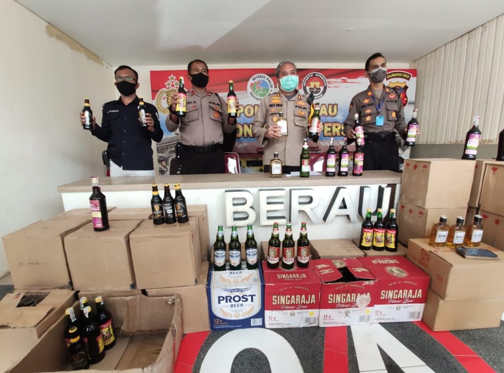 Polres Berau Berhasil Amankan Ratusan Botol Miras Illegal WhatsApp Image 2020 06 03 at 13.53.02