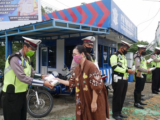 Bhayangkari Cabang Bontang Bagikan Masker dan Suplemen kepada Personel Polri WhatsApp Image 2020 06 03 at 18.46.48